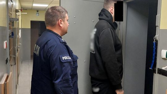 Agresywny 21-latek zaatakował ratowników i policjanta – usłyszał zarzuty