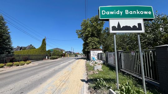 Ruszył remont ulicy Długiej w Dawidach Bankowych. Najpierw chodniki, potem nowy asfalt