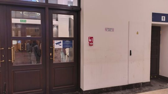 Makabryczne odkrycie na dworcu PKP w Grodzisku Mazowieckim. W toalecie znaleziono ciało mężczyzny