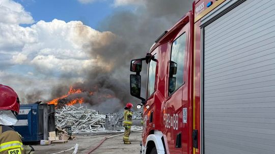 Gęsty dym nad powiatem pruszkowskim. To kolejny pożar w tym miejscu