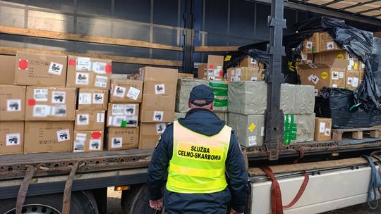 Udana akcja celników w powiecie pruszkowskim! KAS przejęła 2 tys. litrów płynów do e-papierosów. Straty mogły sięgnąć 5,5 mln zł