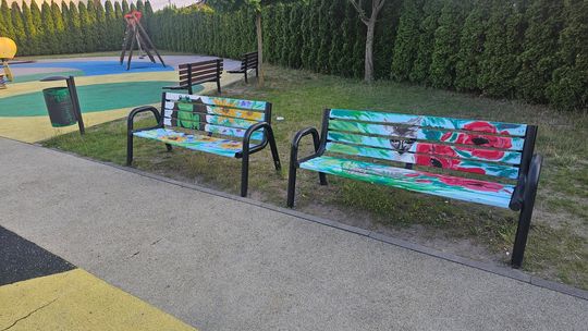 Kolorowe ławki ozdobiły świetlicę „Świetlik” w Rybiu