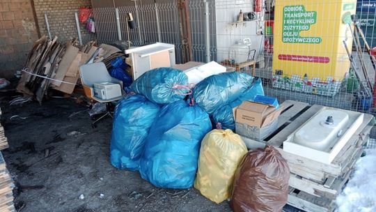 Nielegalne odpady przy PSZOK w Regułach. Gmina zapowiada kary