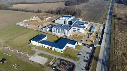 Nowa szkoła w Parzniewie ma być gotowa na 1 września. Burmistrz podał nowe szczegóły