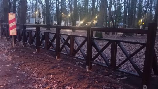 Nowe barierki przy stacji Podkowa Zachodnia WKD. Miasto chce powstrzymać parkowanie na trawniku