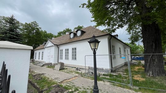 Remont Dworku Skarbków w Grodzisku Mazowieckim. Dach zabytku odzyskuje dawny blask!