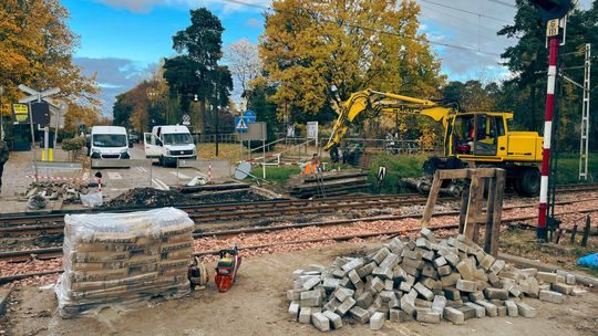 Remont torów WKD w Komorowie. Zamknięty przejazd kolejowy [GALERIA ZDJĘĆ]