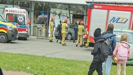 Samochód wjechał do CCC przez witrynę sklepową