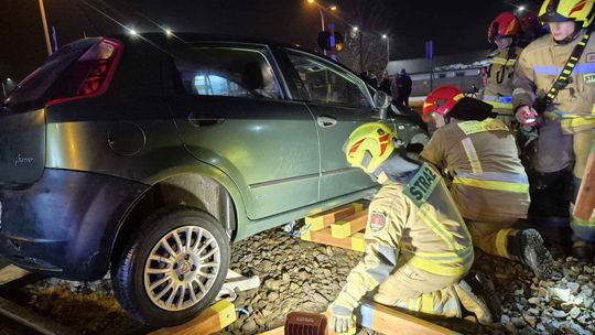 Samochód zjechał z jezdni i znalazł się na torach