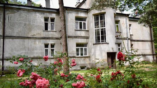 Zabytkowa Willa Hel w Podkowie Leśnej przejdzie kolejny remont. Miasto dostało 80 tys. zł