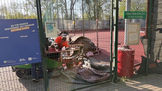 Zniszczone auta i chemia w powietrzu. Skandal na Orliku w Milanówku!