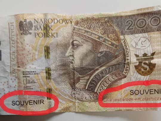 25-latek zapłacił za zakupy imitacjami pieniędzy. „Udało się więc wrócił”