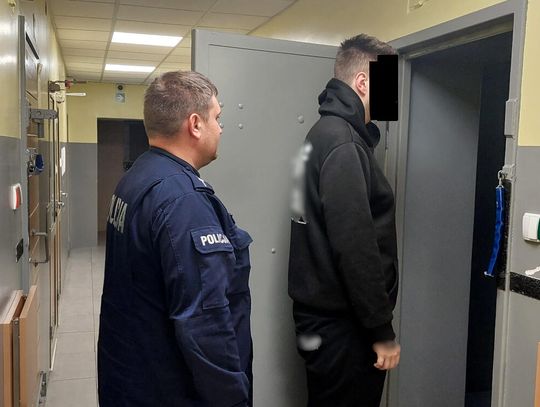 Agresywny 21-latek zaatakował ratowników i policjanta – usłyszał zarzuty