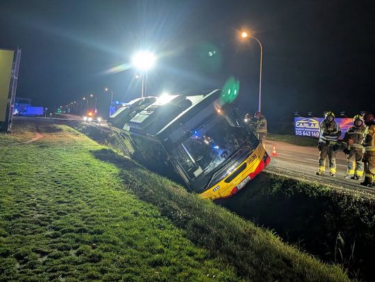 Autobus wypadł z drogi i wylądował w rowie. Akcja służb w naszym powiecie