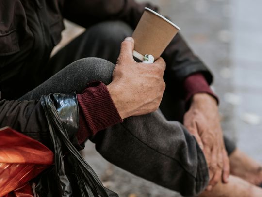 Bezdomny mężczyzna leżał na torach i nie chciał zejść. Uratowali go milanowscy strażnicy miejscy