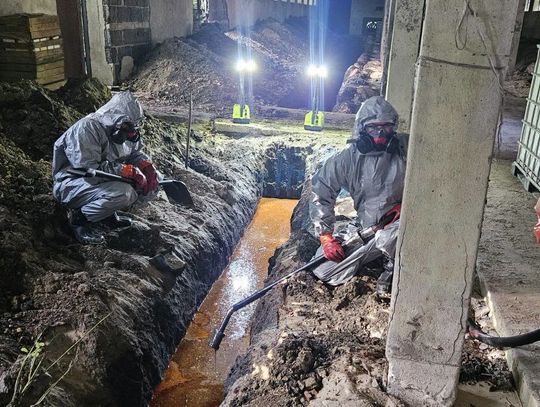 Chemiczne odpady wylane do ziemi pod Brwinowem! Cztery osoby z zarzutami [ZDJĘCIA]
