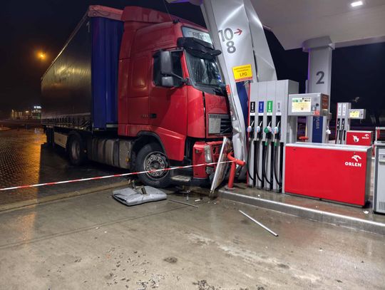 Ciężarówka uderzyła w filar na stacji paliw