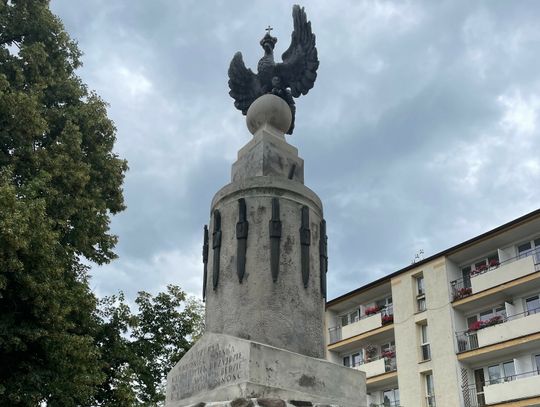 Cudem odnaleziony fragment Pomnika Niepodległości