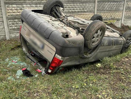 Dachowanie auta w Moszna Wieś pod Pruszkowem. Poranne działania straży i policji