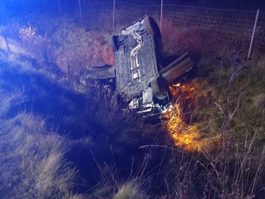 Dachowanie Mercedesa na drodze serwisowej trasy S8. Kierowca trafił do szpitala Dachowanie Mercedesa na drodze serwisowej trasy S8. Kierowca trafił do szpitala