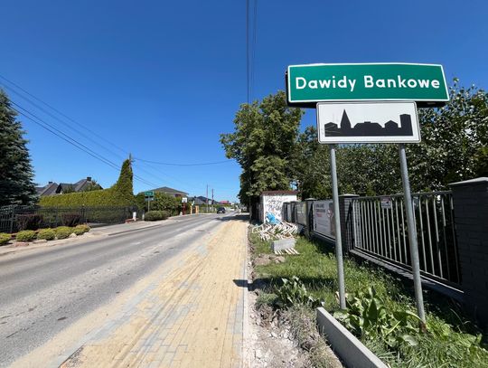 Ruszył remont ulicy Długiej w Dawidach Bankowych. Najpierw chodniki, potem nowy asfalt