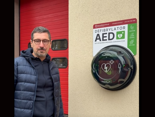 Defibrylator AED już dostępny w OSP Nadarzyn. Zakup sfinansowano z budżetu powiatu