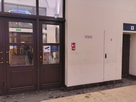 Makabryczne odkrycie na dworcu PKP w Grodzisku Mazowieckim. W toalecie znaleziono ciało mężczyzny