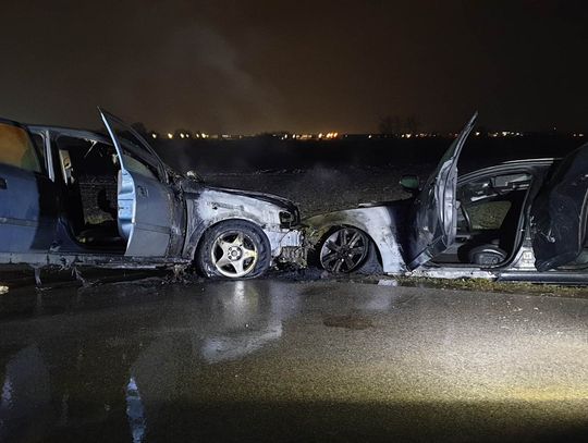 Dwa auta zderzyły się i spłonęły na ulicy Granicznej w Regułach