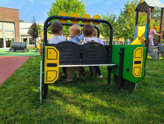 Dzieci już testują nowy plac zabaw