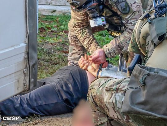 Fabryka narkotyków pod Warszawą rozbita. CBŚP przejęło ponad 1,6 tony klofedronu