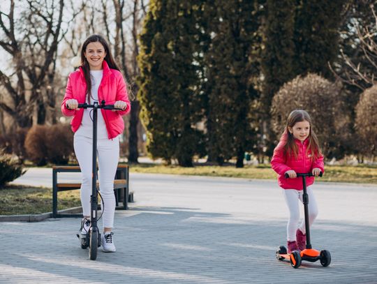 Hulajnoga to nie zabawka! Dzieci do 13 lat nie pojadą nimi po drodze