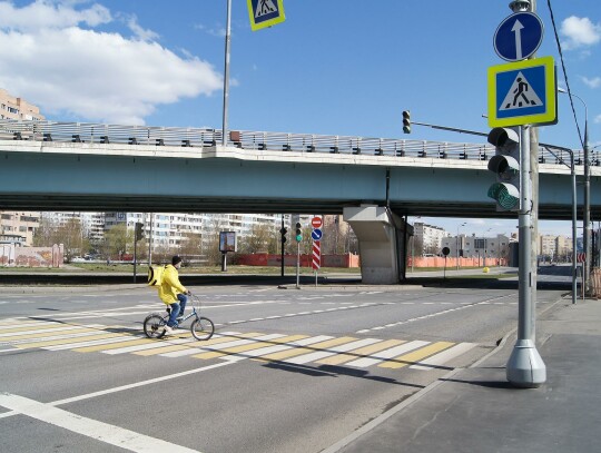 I hulajnoga, i samochód muszą ustąpić pieszemu