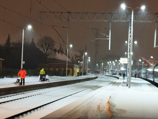 Jak zgłosić nieodśnieżony peron?