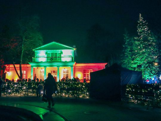 Jarmark Bożonarodzeniowy 2025 w Pruszkowie. Tłumy i rozświetlona choinka