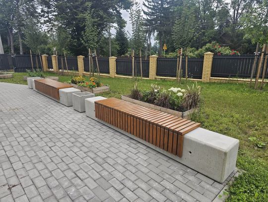 Jubileuszowy prezent dla szkoły w Skułach. Gmina przekazała ławki i donice