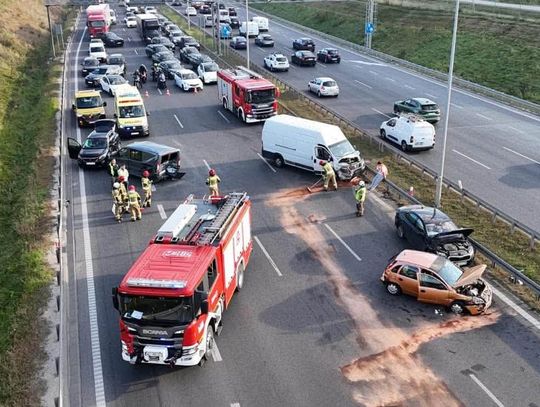 Karambol na S8. Młody kierowca gwałtownie zmienił pas