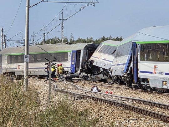 Katastrofa kolejowa na Mazowszu. Zmarł kierowca, który doprowadził do wypadku