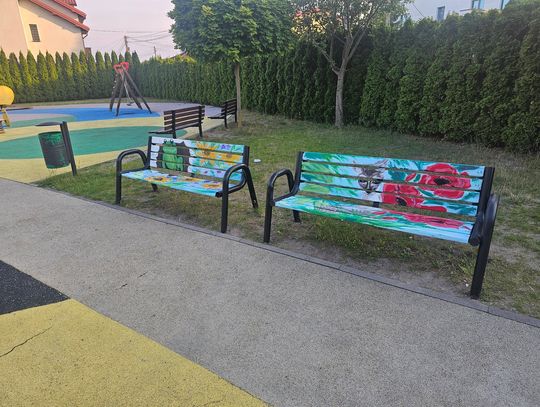 Kolorowe ławki ozdobiły świetlicę „Świetlik” w Rybiu