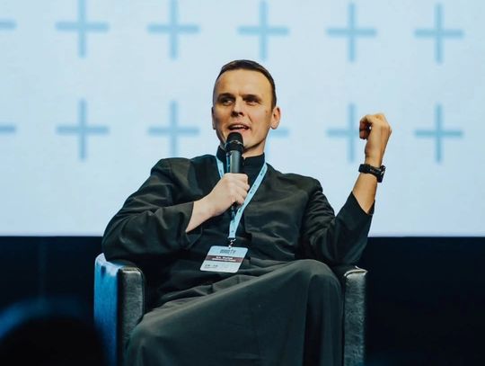 Ksiądz z osiedla ogoli głowę na łyso! Zebrał rekordową kwotę dla Cancer Fighters i Łatwogang