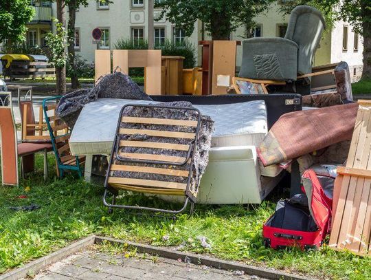 Lawina odpadów wielkogabarytowych w gminie Brwinów