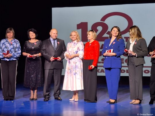 Medal Komisji Edukacji Narodowej dla Dyrektor Ireny Uszyńskiej z Ład Medal Komisji Edukacji Narodowej dla Dyrektor Ireny Uszyńskiej z Ład