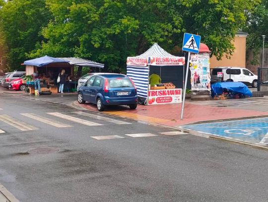 Mieszkańcy oburzeni zachowaniem kierowców. Zastawiane jest przejście i wjazd na parking