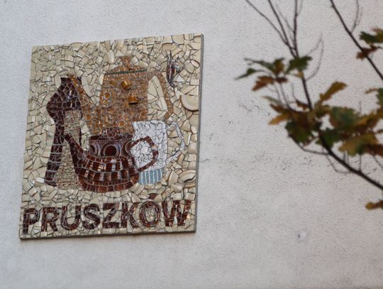 Mozaika z porcelitu przypomina o historii Pruszkowa