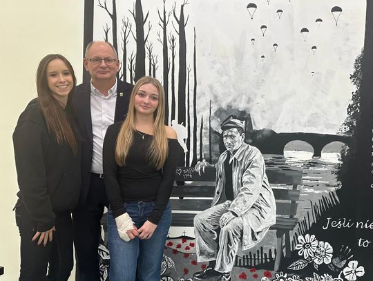 Mural „Lew z Nadarzyna” odsłonięty w liceum. Wyjątkowy hołd młodzieży dla lokalnego bohatera