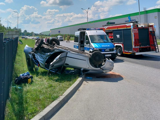 Niebezpieczny manewr zakończony dachowaniem