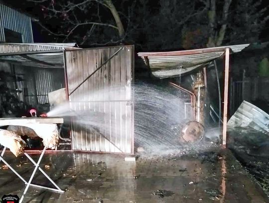 Nocny pożar garażu w Brwinowie. Ewakuowano 30 osób z zagrożonych budynków Nocny pożar garażu w Brwinowie. Ewakuowano 30 osób z zagrożonych budynków