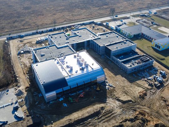 Nowa szkoła w Parzniewie coraz bliżej otwarcia. Radni sprawdzili postępy prac