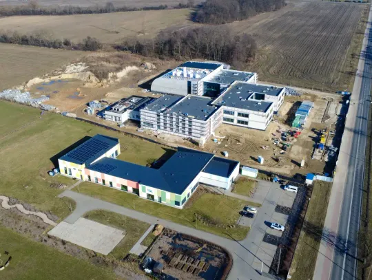 Nowa szkoła w Parzniewie ma być gotowa na 1 września. Burmistrz podał nowe szczegóły
