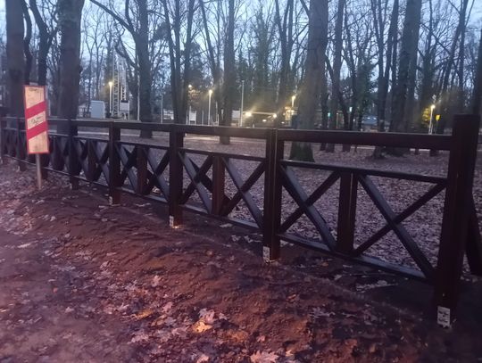 Nowe barierki przy stacji Podkowa Zachodnia WKD. Miasto chce powstrzymać parkowanie na trawniku