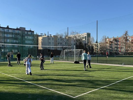 Nowe boisko w Pruszkowie już otwarte. Sportowy obiekt przy ul. Helenowskiej po modernizacji